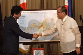 Thủ tướng Nhật Bản Shinzo Abe và Tổng thống Philippines Benigno Aquino trong cuộc gặp ở Manila, tháng 7/2013. (Nguồn: businessinsider) 
