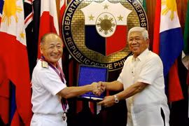 Bộ trưởng Quốc phòng Philippines Voltaire Gazmin (phải) gặp với Tổng Tham mưu trưởng Lực lượng phòng vệ Nhật Bản, Đô đốc Katsutoshi Kawano, ngày 12/8. (Nguồn: AFP/TTXVN)