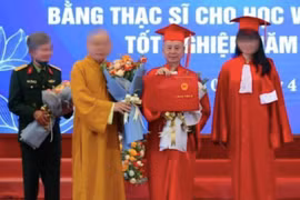 Thượng tọa Thích Chân Quang (thứ 2 từ phải sang) nhận Bằng tiến sỹ Luật vào tháng 4/2022 (Nguồn: Cổng TTĐT GHPG Việt Nam).