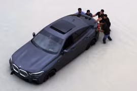 Cảnh đô thị phồn hoa Dubai chìm trong biển nước do lũ lụt
