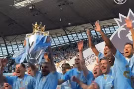 Man City diễn cảnh ăn mừng cúp vô địch như của Messi ở World Cup 2022