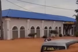 Video bùn cát đỏ vùi lấp nhà hàng và nhiều xe cộ ở Mũi Né