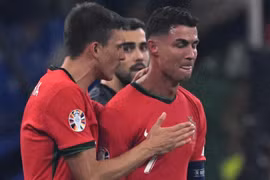 Ronaldo rơi nước mắt sau khi sút hỏng penalty ở phút 105.