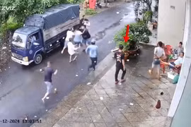 Camera giám sát ghi cảnh công an triệt phá tụ điểm đá gà ở Hóc Môn