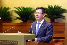 Bộ trưởng Bộ Công thương Nguyễn Hồng Diên đọc tờ trình tại Kỳ họp thứ 8, Quốc hội khóa XV (Ảnh: TTXVN)