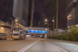Đường phố Hong Kong vắng lặng, người dân đóng chặt cửa vì sợ siêu bão Yagi