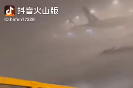 Mưa trắng trời tại Sân bay Hong Kong do ảnh hưởng của siêu bão Yagi