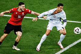 Ronaldo lại gây chú ý khi cãi cọ tay đôi với các cầu thủ Gruzia