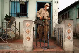 Nhân viên y tế phun thuốc diệt muỗi phòng ngừa virus Oropouche ở La Habana (Nguồn: Getty)