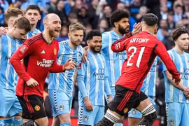 Antony hứng chịu chỉ trích vì "cà khịa" Coventry ở bán kết FA Cup