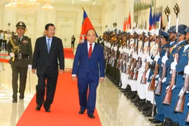 Thủ tướng Nguyễn Xuân Phúc và Thủ tướng Samdech Techo Hun Sen duyệt Đội danh dự. (Ảnh: Thống Nhất/TTXVN)