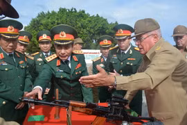 Đoàn đại biểu Việt Nam thăm một đơn vị quân đội Cuba. (Ảnh: Vũ Lê Hà/TTXVN)