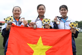 Đội bắn cung Việt Nam vui mừng với chiếc huy chương bạc. (Ảnh: Quốc Khánh/TTXVN)