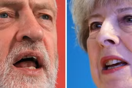 Chuyển nạn nhân sau vụ xe tải lao vào người đi bộ trên Cầu London tối 3/6. (Nguồn: AFP/ TTXVN) 