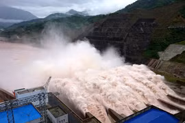 Nhà máy thủy điện Lai Châu xả lũ khẩn cấp. (Ảnh: Văn Hoàng/TTXVN)
