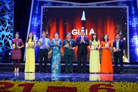 Chủ tịch nước Trần Đại Quang và Chủ tịch Quốc hội Nguyễn Thị Kim Ngân với các tác giả đoạt giải A. Ảnh: Minh Quyết - TTXVN