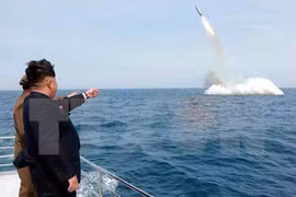 Nhà lãnh đạo Triều Tiên Kim Jong-un thị sát một vụ phóng thử tên lửa từ tàu ngầm. (Nguồn: Reuters/TTXVN)