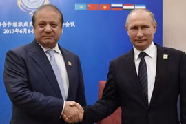 Tổng thống Nga Putin (phải) và Thủ tướng Pakistan Nawaz Sharif trong cuộc gặp tại Astana. (Nguồn: EPA/TTXVN) 