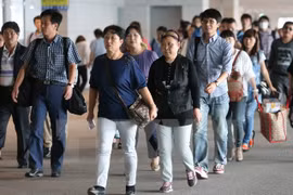 Khách du lịch Trung Quốc tới sân bay quốc tế Incheon ở Hàn Quốc ngày 27/9/2012. (Nguồn: YONHAP/TTXVN)