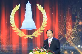 Chủ tịch nước Trần Đại Quang tới dự, phát biểu ý kiến và trao giải cho các tác giả đạt giải A, Giải báo chí Quốc gia lần thứ XI năm 2016. (Ảnh: Nhan Sáng/TTXVN) 