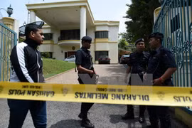 Cảnh sát Hoàng gia Malaysia giám sát lối vào chính của Đại sứ quán Triều Tiên. (Nguồn: AFP/TTXVN)
