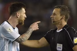 Messi được cho là đã có những lời lẽ xúc phạm vị trợ lý trọng tài Emerson Augusto . (Nguồn: AFP)