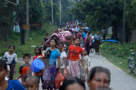 Người dân sơ tán khỏi Rakhine sau vụ tấn công tại Maungdaw ngày 13/10. (Nguồn: AFP/TTXVN) 