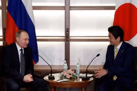 Tổng thống Nga Vladimir Putin (trái) và Thủ tướng Nhật Bản Shinzo Abe tại cuộc hội đàm. (Nguồn: Reuters)