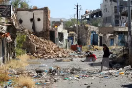 Cảnh đổ nát sau cuộc giao tranh giữa các lực lượng Chính phủ Yemen và quân nổi dậy ở thành phố Taez. (Nguồn: AFP/TTXVN)