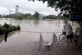 Đập trần Bến Ngựa nối xã Nhơn Hưng với xã An Nhơn, thị xã An Nhơn đã bị nước lũ chia cắt. (Ảnh: Viết Ý/TTXVN)