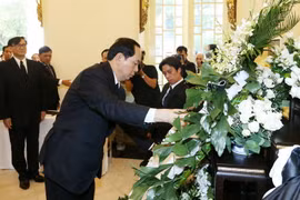 Chủ tịch nước Trần Đại Quang đến đặt vòng hoa và ký sổ tang viếng Nhà vua Thái Lan Bhumibol Adulyadej tại Đại sứ quán Thái Lan tại Hà Nội. (Ảnh: Nhan Sáng/TTXVN)
