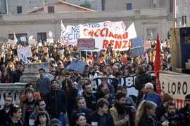 Đường phố Thủ đô Rome trở nên chật hẹp. (Ảnh: Ngự Bình/Vietnam+)