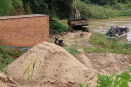 Cát khai thác dưới sông lên được tập kết ngay trên bên bờ chờ vận chuyển đi tiêu thụ. (Ảnh: Nguyễn Dũng/TTXVN)