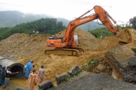 Thi công cầu tạm Trà Giác. (Ảnh: Đoàn Hữu Trung/TTXVN)