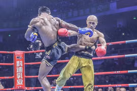 Buakaw liên tiếp ra những đòn đánh mạnh mẽ và trúng đích về phía đối phương. (Nguồn: Banchamek Gym)