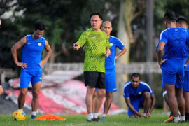Huấn luyện viên trưởng đội tuyển Malaysia Ong Kim Swee và các học trò. (Nguồn: espnfc.com)