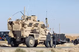 Xe quân sự Mỹ tại căn cứ quân sự Qayyarah, cách Mosul 60km về phía nam, chuẩn bị tham gia chiến dịch giải phóng Mosul ngày 16/10. (Nguồn: AFP/TTXVN)