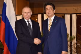 Thủ tướng Nhật Bản Shinzo Abe (phải) đã có cuộc hội đàm với Tổng thống Nga Vladimir Putin. (Nguồn: AFP/TTXVN)