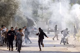 Các lực lượng Israel đụng độ với người biểu tình Palestine tại thành phố Jenin, phía Bắc Bờ Tây ngày 26/1. (Ảnh: AFP/TTXVN)
