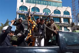 Các tay súng Houthi trên đường phố thủ đô Sanaa, Yemen. (Ảnh: AFP/TTXVN)