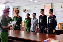 Cơ quan điều tra tống đạt Quyết định khởi tố cho Trần Kỳ Hình, nguyên Cục trưởng Cục Đăng kiểm Việt Nam. (Ảnh: TTXVN phát)