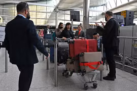 Hành khách tại sân bay Heathrow ở London, Anh. (Ảnh: AFP/TTXVN)