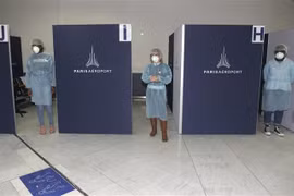 Trung tâm xét nghiệm COVID-19 ở sân bay Orly, gần Paris, Pháp. (Ảnh: AFP/TTXVN)