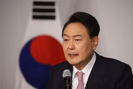 Tổng thống Hàn Quốc Yoon Suk-yeol phát biểu tại một cuộc họp báo ở Seoul. (Ảnh: AFP/TTXVN)