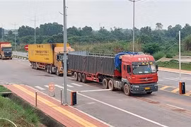 Xe vận chuyển hàng hóa qua Cửa khẩu quốc tế Móng Cái. (Ảnh: Văn Đức/TTXVN)