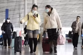 Hành khách tại sân bay ở Bắc Kinh, Trung Quốc. (Ảnh: Kyodo/TTXVN)