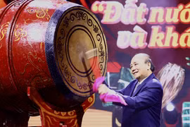 Chủ tịch nước Nguyễn Xuân Phúc đánh trống khai Xuân. (Ảnh: TTXVN)