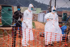 Các bác sỹ làm việc tại khu vực cách ly điều trị cho bệnh nhân nhiễm Ebola tại Mubende, Uganda. (Ảnh: AFP/TTXVN)