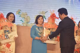 Lãnh đạo tỉnh Khánh Hòa tặng qùa cho các gia đình quân nhân, công nhân viên quốc phòng tiêu biểu đang làm nhiệm vụ ở quần đảo Trường Sa. (Ảnh: Đặng Tuấn/TTXVN)