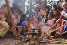 Các đội tham gia phần thi nấu cơm. (Ảnh: Minh Quyết/TTXVN)